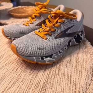 Men’s Ghost Brooks Size 7/Women’s 8.5.